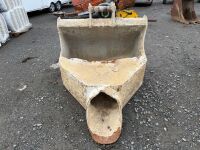 APPROX. 4ft CONCRETE POURING BUCKET TO SUIT 13 TON MACHINE - 2