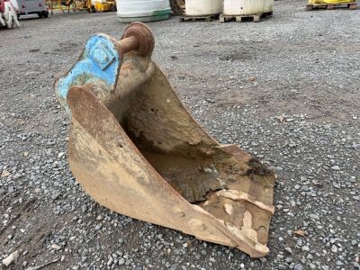 APPROX. 18" TOOTHLESS DIGGING BUCKET TO SUIT 4-6 TON MACHINE
