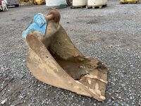 APPROX. 18" TOOTHLESS DIGGING BUCKET TO SUIT 4-6 TON MACHINE