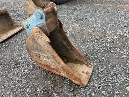 APPROX. 1ft TOOTHLESS DIGGING BUCKET TO SUIT 4-6 TON MACHINE