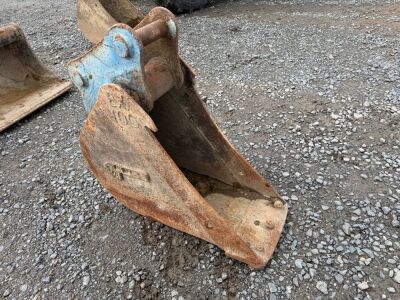 APPROX. 1ft TOOTHLESS DIGGING BUCKET TO SUIT 4-6 TON MACHINE