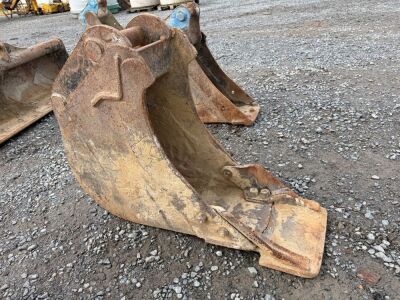 APPROX. 1ft TOOTHLESS DIGGING BUCKET TO SUIT 6-8 TON MACHINE