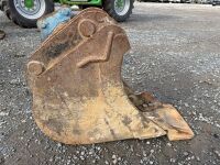 APPROX. 1ft TOOTHLESS DIGGING BUCKET TO SUIT 6-8 TON MACHINE - 8