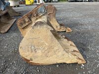 APPROX. 2ft TOOTHLESS DIGGING BUCKET TO SUIT 6-8 TON MACHINE - 8