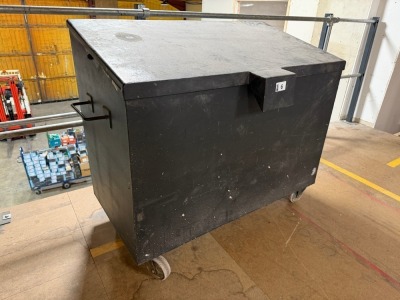 APPROX. 4ft MOBILE SECURE SITE STORAGE CHEST