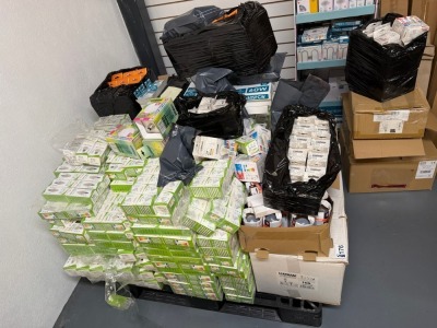 LOT TO INC. QUANTITY OF ASSORTED LIGHT BULBS