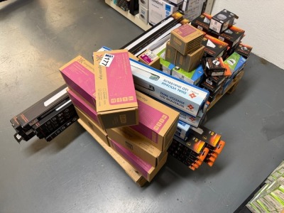 LOT TO INC. QUANTITY OF ASSORTED LIGHT BULBS