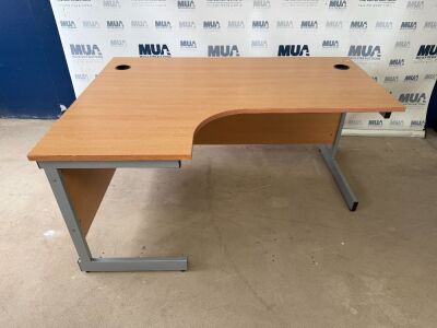 APPROX. 1600mm RIGHT HAND CORNER DESK