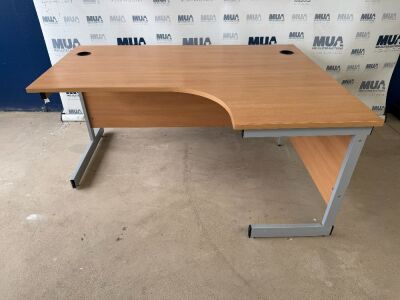 APPROX. 1600mm RIGHT HAND CORNER DESK
