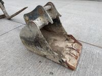 APPROX. 2ft TOOTHLESS DIGGING BUCKET TO SUIT 6-8 TON MACHINE