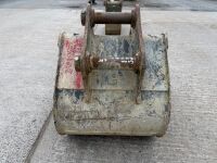 APPROX. 2ft TOOTHLESS DIGGING BUCKET TO SUIT 6-8 TON MACHINE - 6