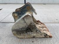 APPROX. 2ft TOOTHLESS DIGGING BUCKET TO SUIT 6-8 TON MACHINE - 8