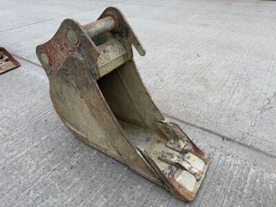 APPROX. 1ft TOOTHLESS DIGGING BUCKET TO SUIT 6-8 TON MACHINE