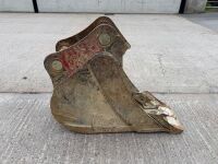 APPROX. 1ft TOOTHLESS DIGGING BUCKET TO SUIT 6-8 TON MACHINE - 8