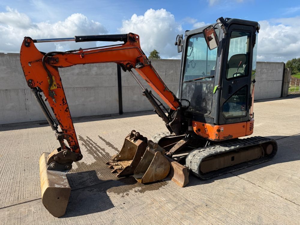 HITACHI ZX26U-5A 2.7 TON MINI DIGGER