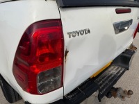 TOYOTA HILUX INVINCIBLE 2.4 D-4D 4WD DOUBLE CAB PICKUP - 17