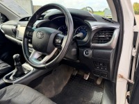 TOYOTA HILUX INVINCIBLE 2.4 D-4D 4WD DOUBLE CAB PICKUP - 36