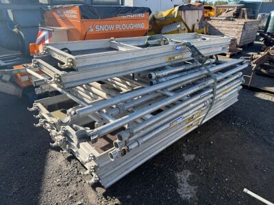 PALLET OF ASSORTED ALUMINIUM SCAFFOLDING TOWER PARTS