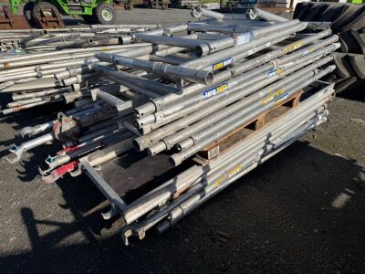 PALLET OF ASSORTED ALUMINIUM SCAFFOLDING TOWER PARTS