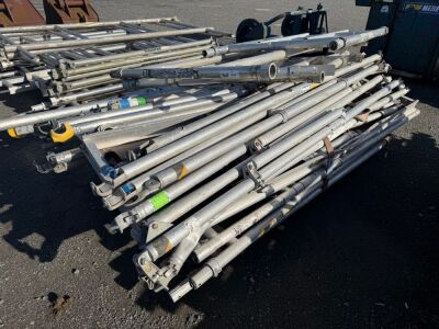 PALLET OF ASSORTED ALUMINIUM SCAFFOLDING TOWER PARTS