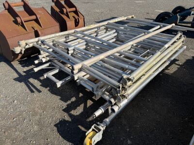 PALLET OF ASSORTED ALUMINIUM SCAFFOLDING TOWER PARTS