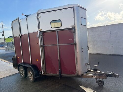 APPROX. 12ft x 6ft IFOR WILLIAMS HB510R TWIN AXLE HORSE BOX TRAILER