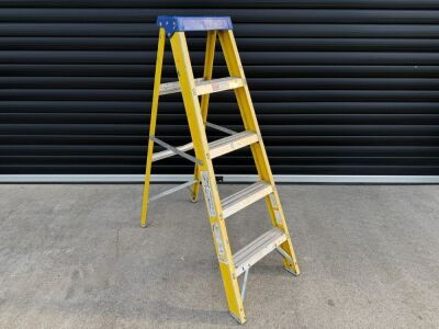 5 TREAD FIBREGLASS STEP LADDER