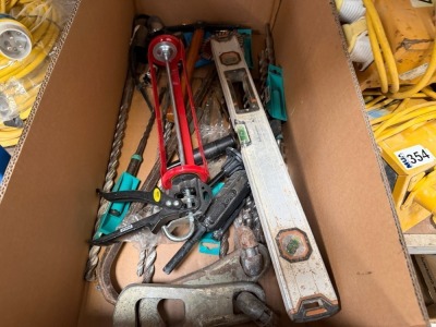 BOX LOT TO INC. ASSORTED DRILL BITS, SPIRIT LEVEL, MASTIC GUN & LIFTING ATTACHMENTS