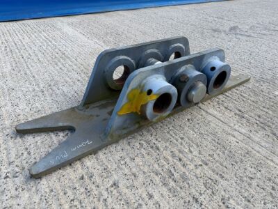 UNUSED EXCAVATOR ATTACHMENT BRACKET