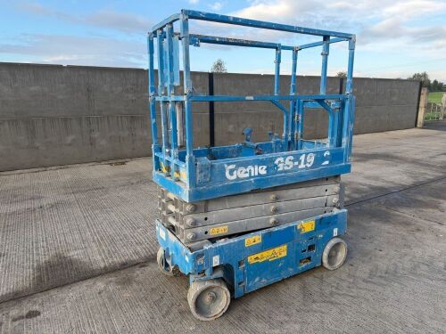 GENIE BATTERY OPERATED SCISSOR LIFT