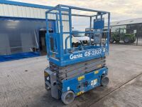 GENIE BATTERY OPERATED SCISSOR LIFT - 5