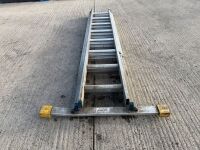 8 TREAD TRIPLE EXTENSION ALUMINIUM LADDER - 2