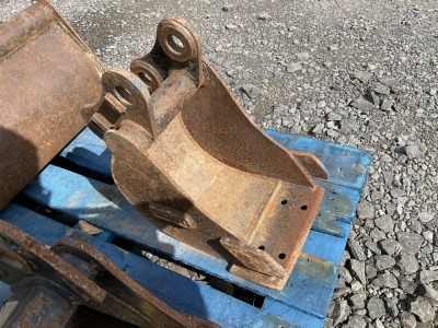 APPROX 8" TOOTHLESS DIGGING BUCKET TO SUIT 1.5 TON MACHINE
