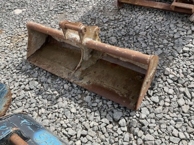 APPROX 4ft SHUGH BUCKET TO SUIT 2-3 TON MACHINE