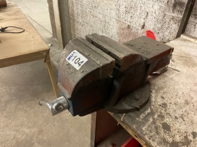 LARGE 6" BENCH VICE