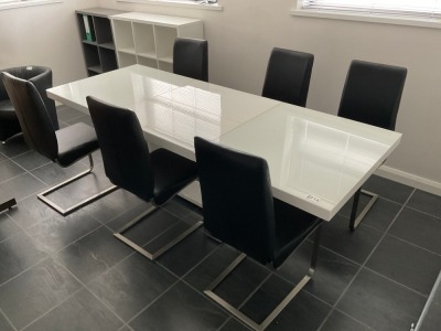 APPROX 1600mm x 900mm EXTENDING DINING TABLE & 6 CHAIRS