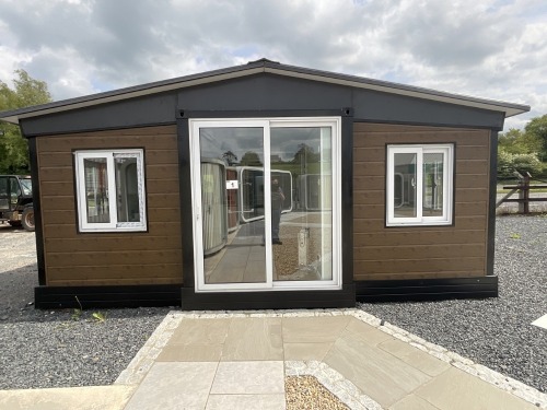 APPROX 21ft x 18ft 2 BEDROOM LUXURY CABIN