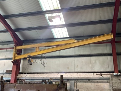 APPROX. 20FT GANTRY SWING CRANE & MORRIS 3 PHASE 500KG HOIST