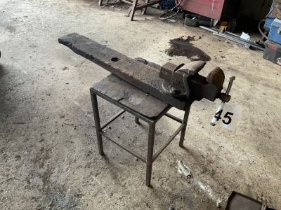 APPROX 2ft x 2ft BENCH & 4" RECORD VICE