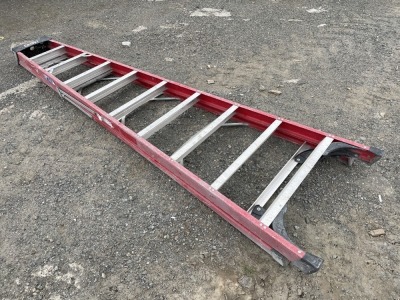 CLOW 10 THREAD FIBREGLASS STEP LADDER